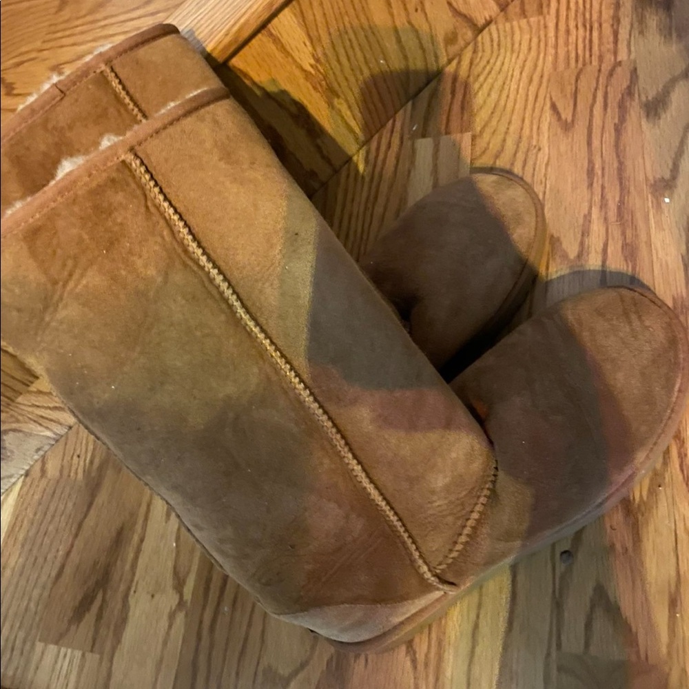 Woman’s size 10 ugg boots.